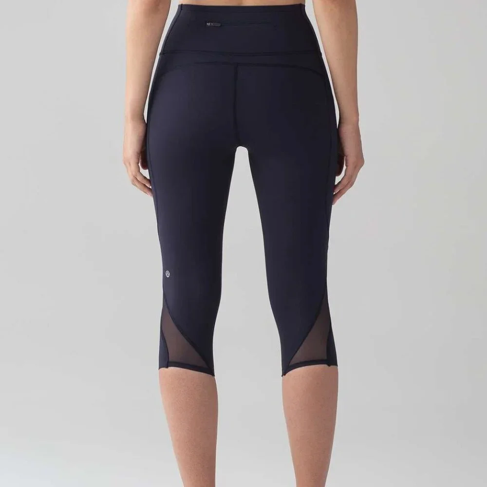 💙 Lululemon Pace Perfect Crop (17") Midnight Navy - Size 4 - Like New 💙 - Picture 4 of 10